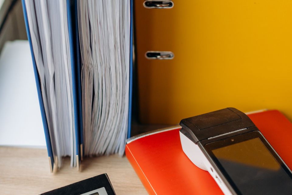 Calcolatrice e documenti organizzati su un tavolo di lavoro
