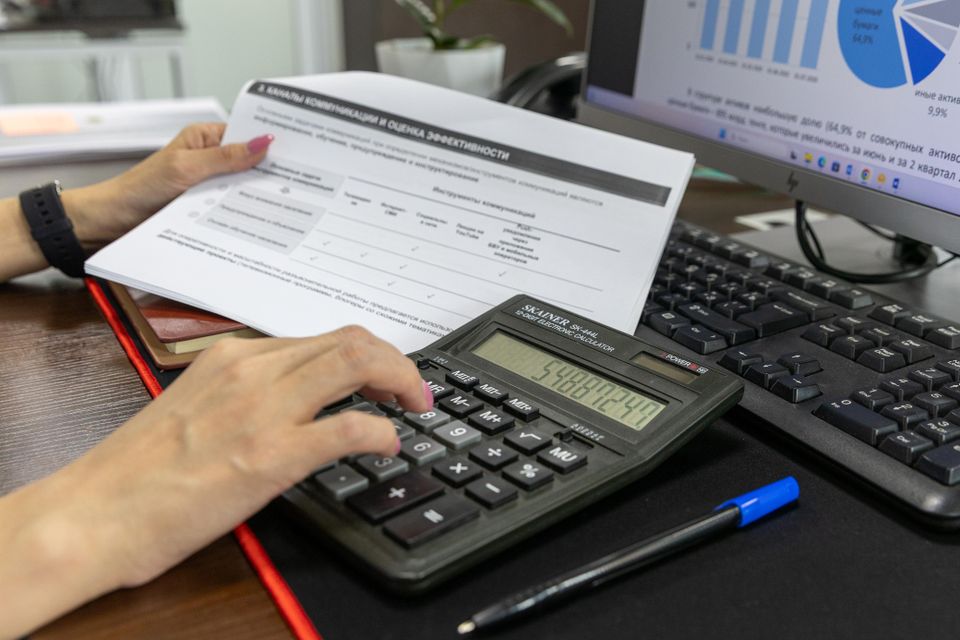 Analisi di documenti e dati finanziari su una scrivania