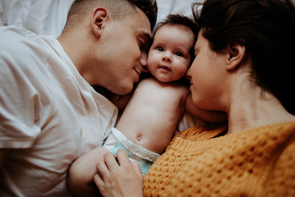 Genitori con il loro bambino in un momento di vita familiare