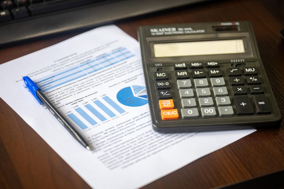 Calcolatrice e documenti per la pianificazione finanziaria